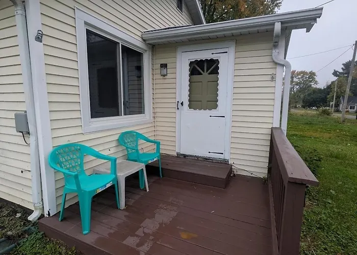 3 Bed/1 Bath Close To Everything In *