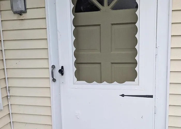 3 Bed/1 Bath Close To Everything In *