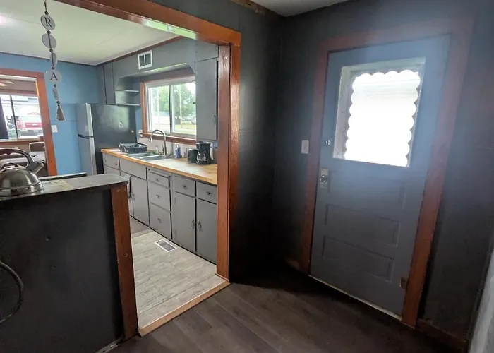 3 Bed/1 Bath Close To Everything In *