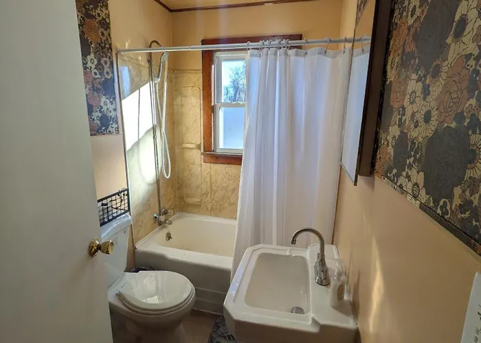 3 Bed/1 Bath Close To Everything In Дом отдыха *